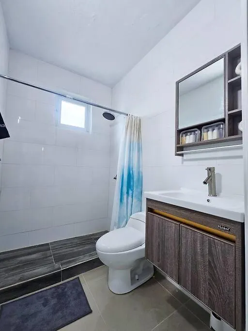 Centrally Located Villa With 3 Pools -Food & Beach Walking Distance 阿雷西博