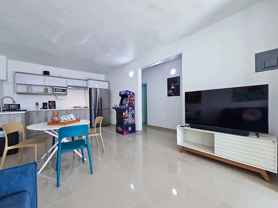 Centrally Located Villa With 3 Pools -Food & Beach Walking Distance 阿雷西博