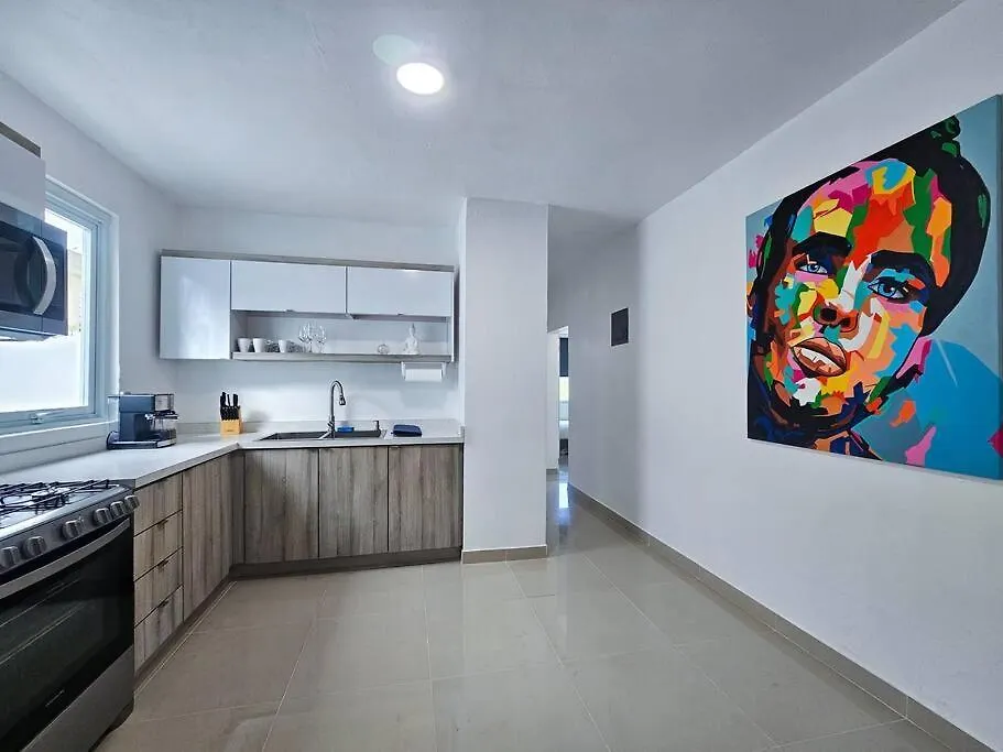 Centrally Located Villa With 3 Pools -Food & Beach Walking Distance 阿雷西博