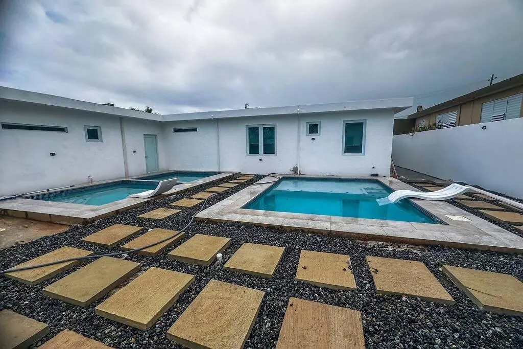 Centrally Located Villa With 3 Pools -Food & Beach Walking Distance 阿雷西博