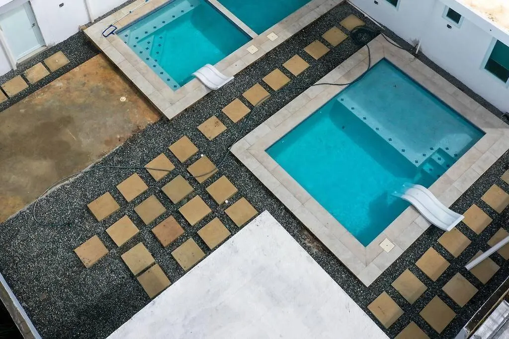 Centrally Located Villa With 3 Pools -Food & Beach Walking Distance 阿雷西博